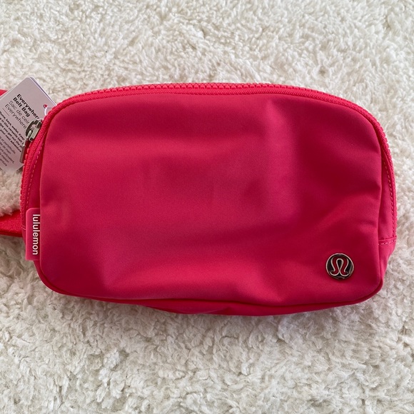 โค๏ธ Lululemon Extended Strap Everywhere Belt Bag Lipgloss NWT - Picture 1 of 10